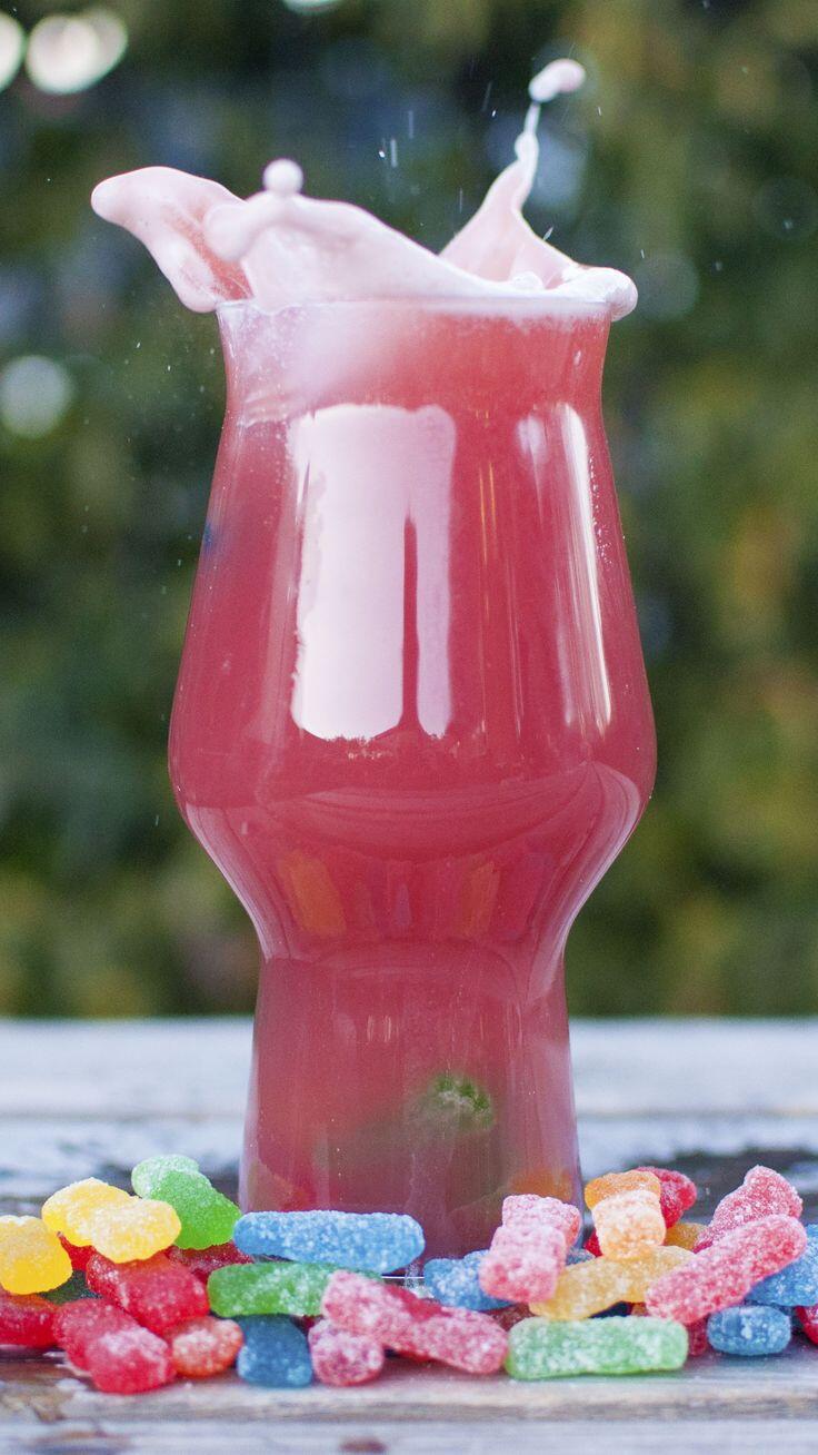 Disfrutando cerveza sour